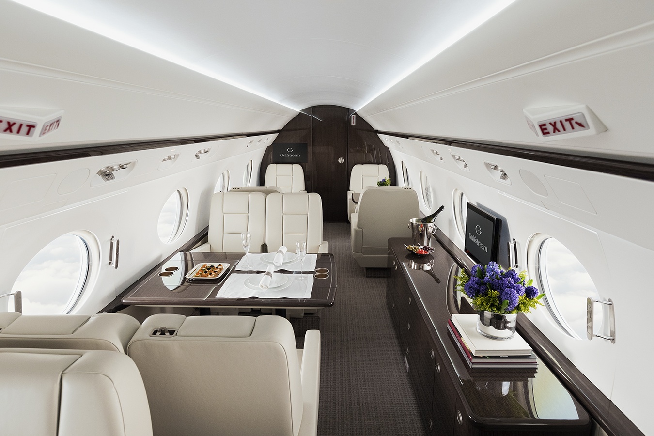 Sun Air shakes hands with Gulfstream to bring luxury aircraft to Vietnamese elite