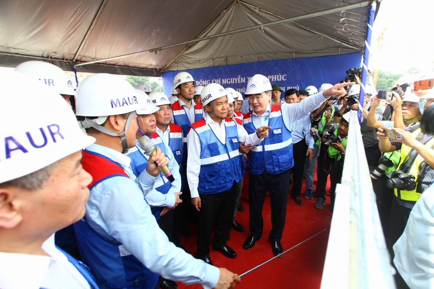 prime minister visits ben thanh suoi tien metro line no1