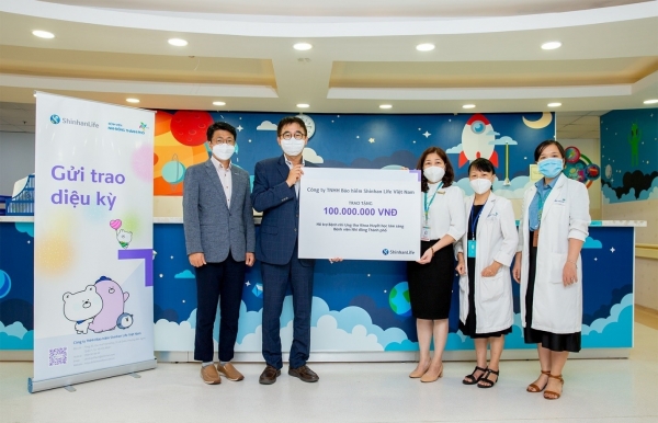 Shinhan Life Vietnam supports child patients with blood cancer