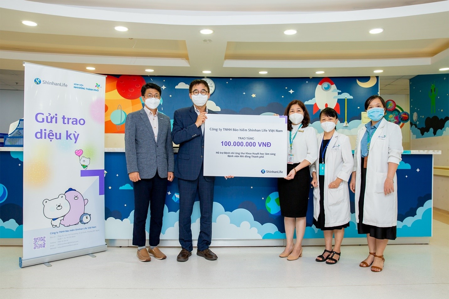 Shinhan Life Vietnam supports child patients with blood cancer