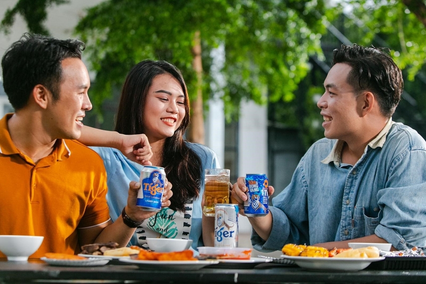 tiger beer presents vietnamese football fans with valuable prizes