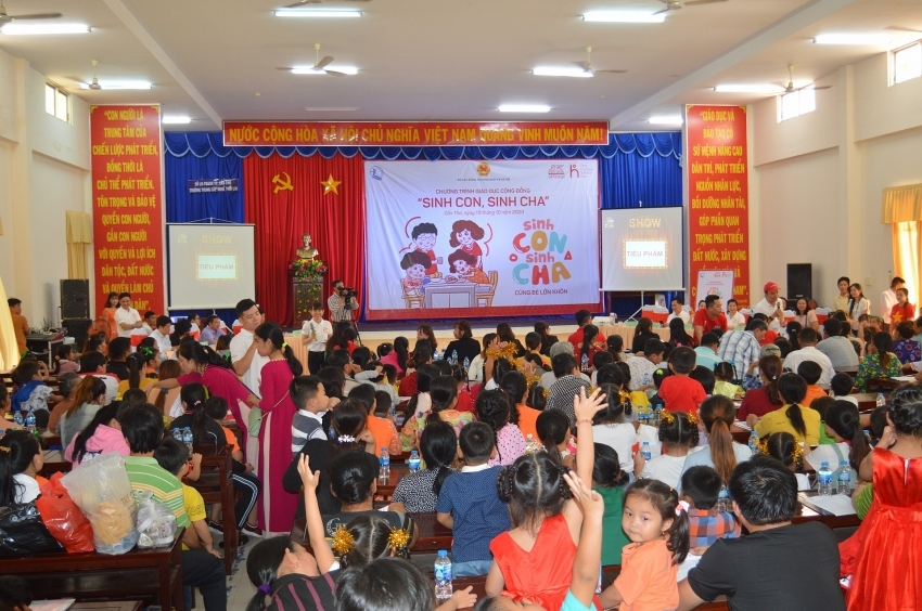 Generali Vietnam supports parents and children in Mekong Delta and Central Highlands
