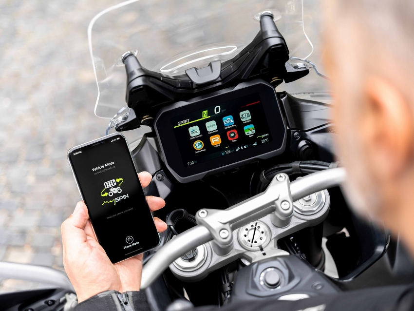 bolsch rolls out worlds first fully integrated split screen for motorcycles on road