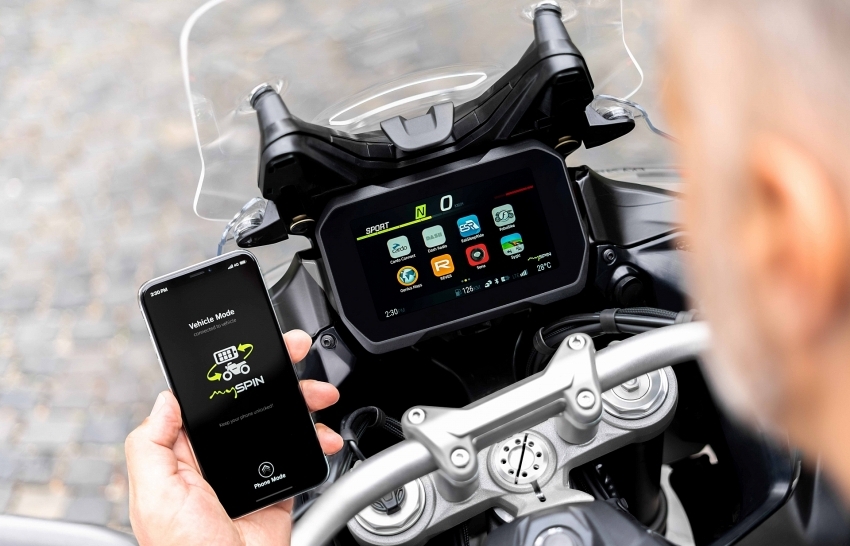Bosch rolls out world’s first fully integrated split-screen for motorcycles on road