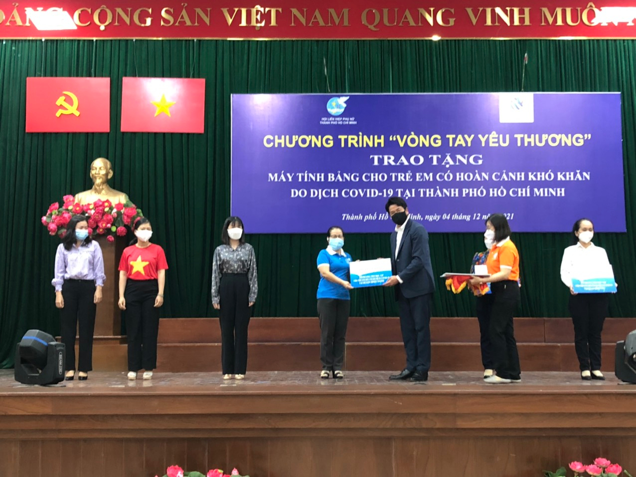 Tokio Marine Insurance donates tablets to disadvantaged pupils in Ho Chi Minh City