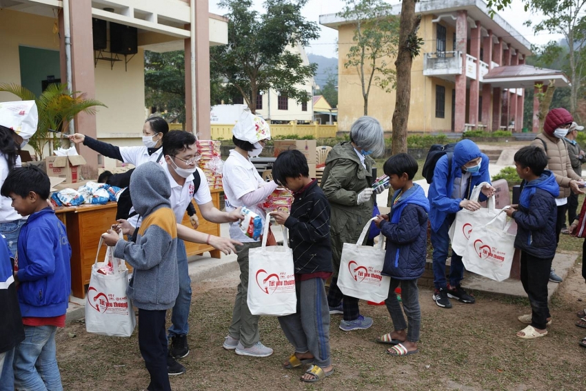 a journey to bring lunar new year gifts to student of ethnic minorities in quang binh