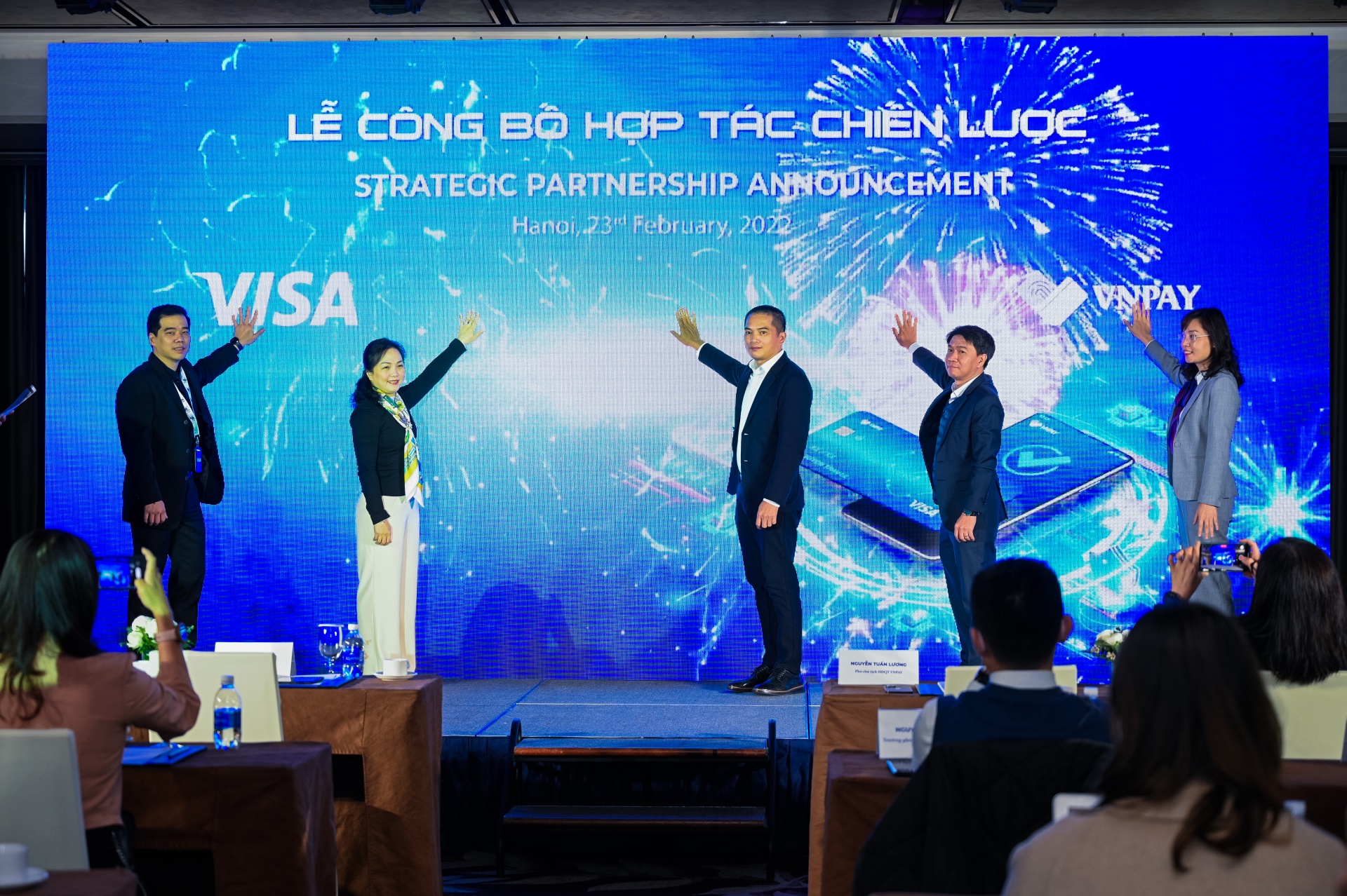 Representatives of Visa and VNPAY at the ceremony to launch their strategic partnership.