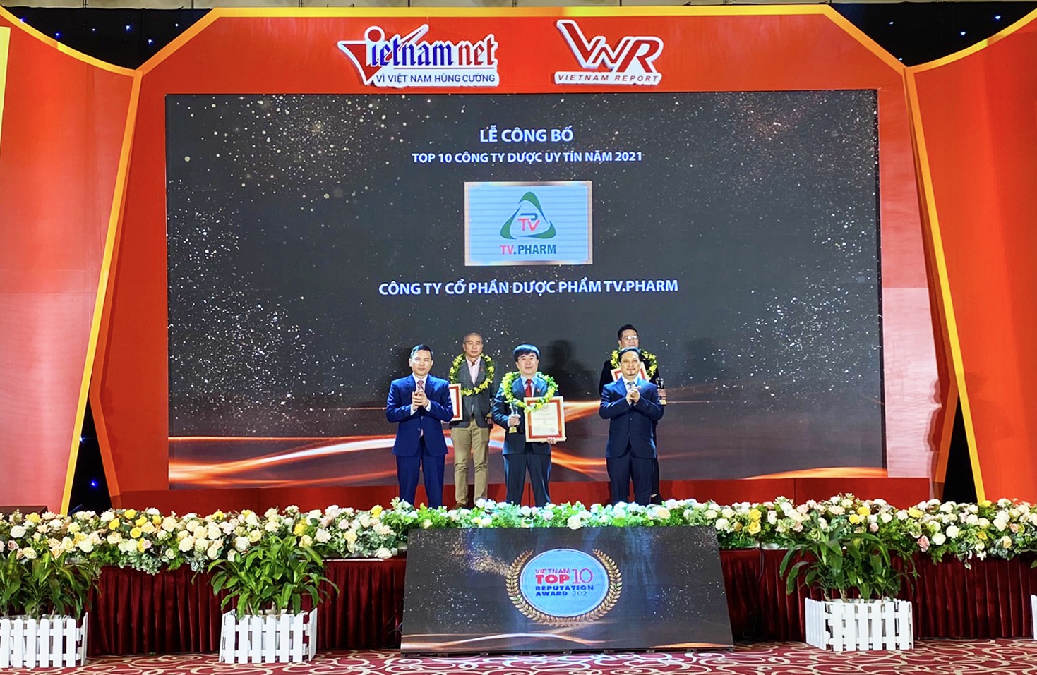 Ha Ngoc Son, TV.Pharm president (in the middle) receives the Cup of Honour and certification of “Top ten prestigious Vietnamese pharmaceutical companies in 2021”.