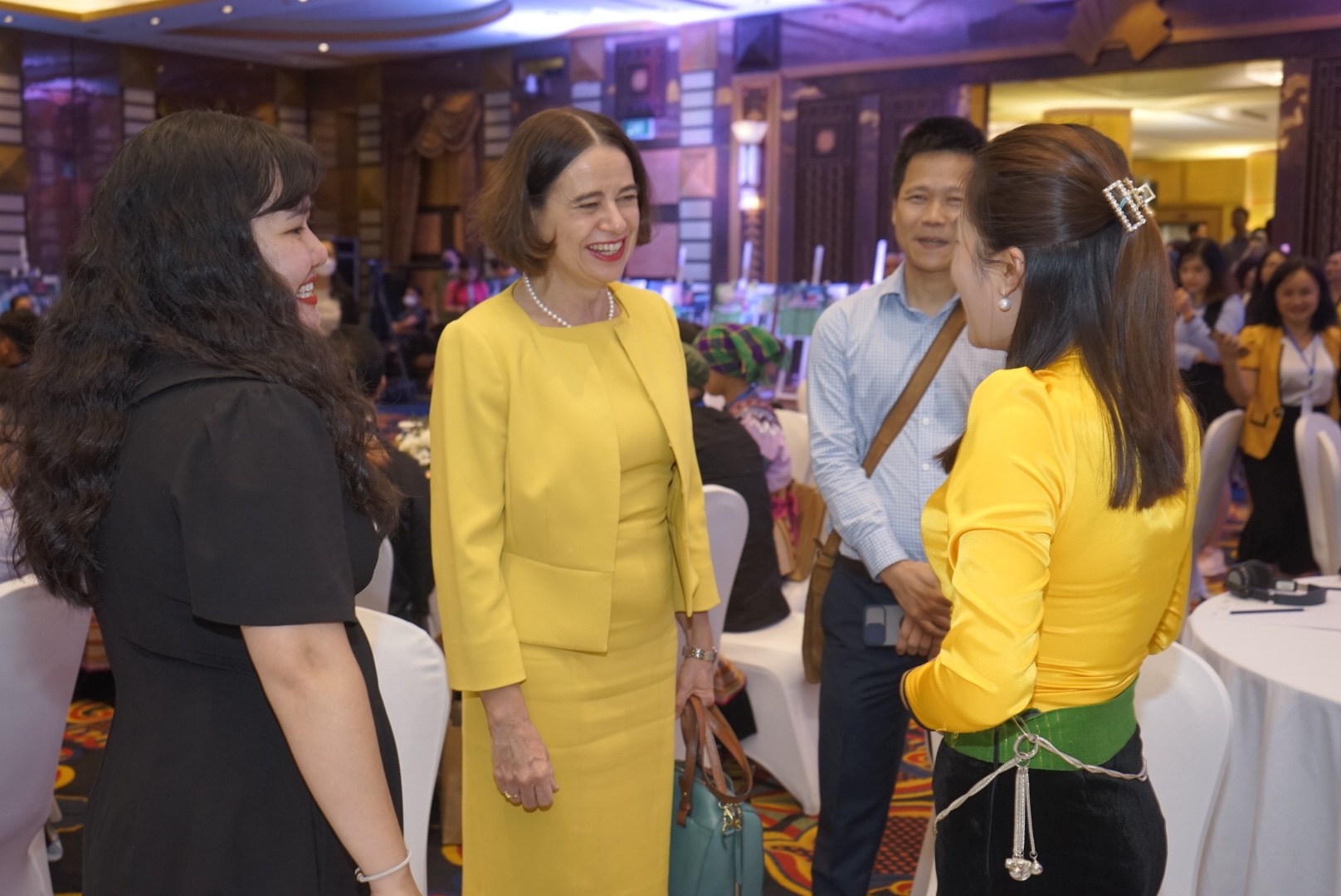 Australian Ambassador Robyn Mudie talks to a successful woman joining the project in Sơn La Province at the symposium