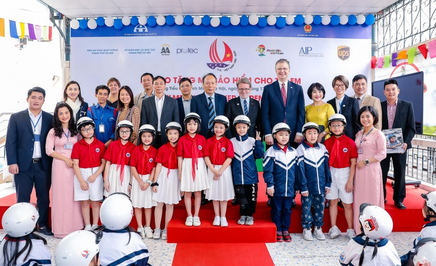 aip foundation donates helmets to students and teachers of binh minh primary school