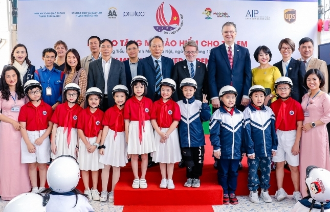 AIP Foundation donates helmets to students and teachers of Binh Minh primary school