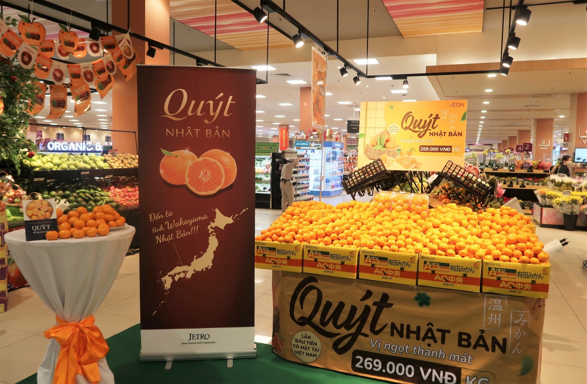 The first Unshu tangerines from Japan are on shelves at AEON Supermarkets nationwide