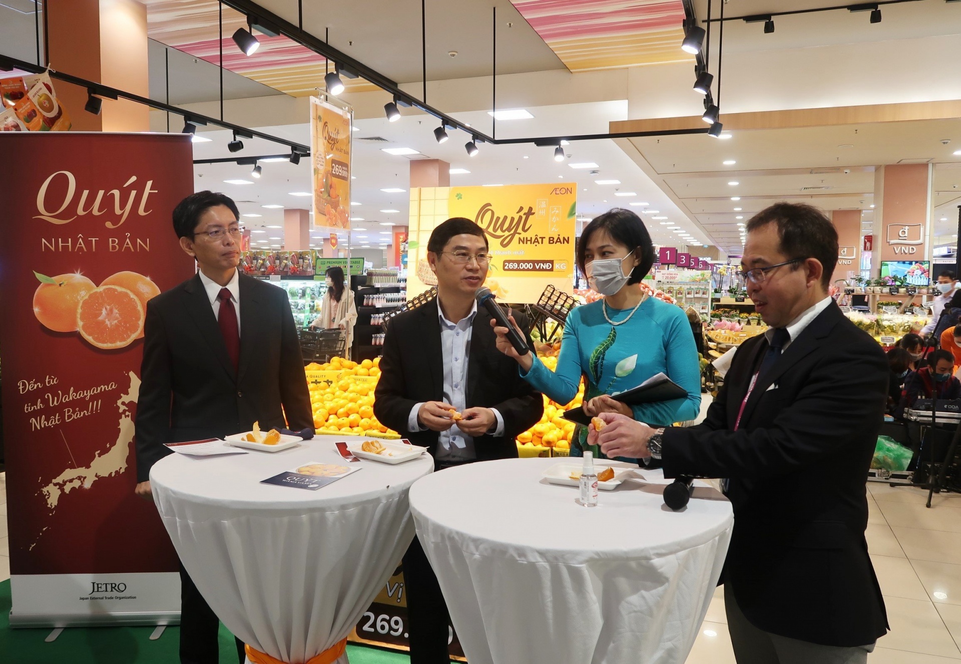Representative of Ministry of Agriculture and Rural Development, Japanese Ambassador to Vietnam and Representative of AEON Vietnam try Unshu tangerine at AEON Long Bien Supermarket