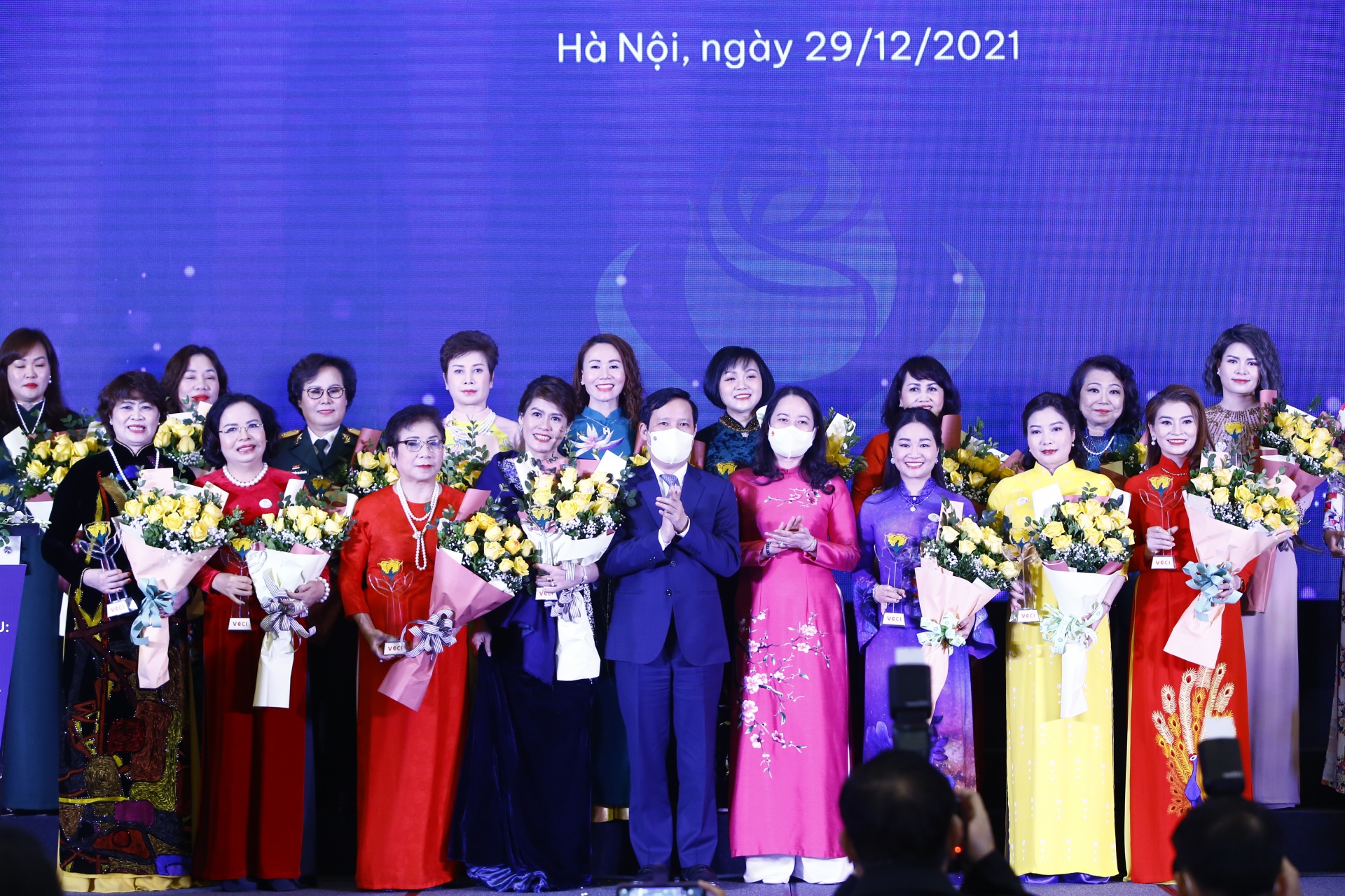 Typical businesswomen receive the Golden Rose Award in 2021 