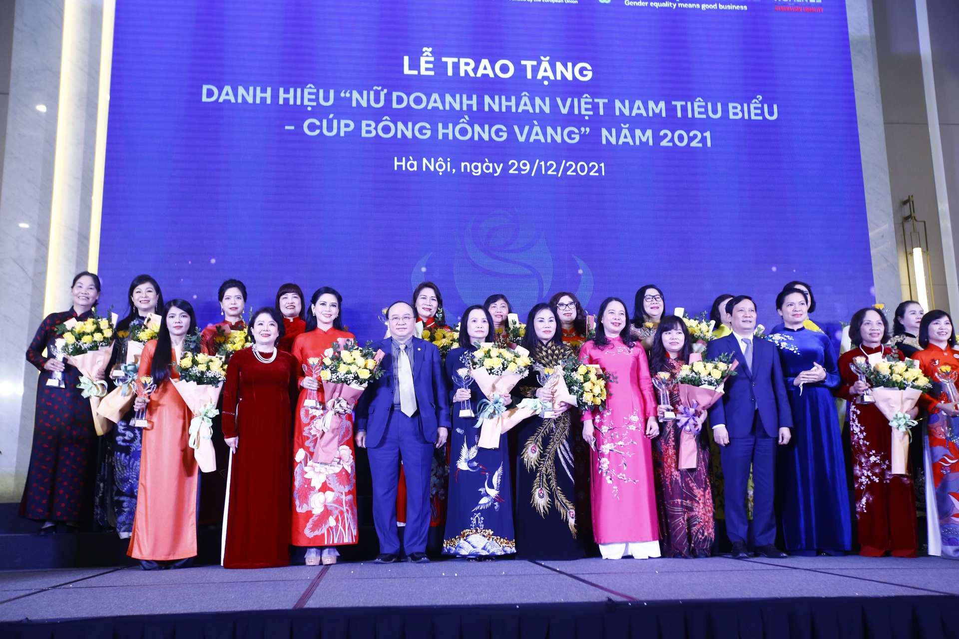 60 typical Vietnamese businesswomen receive the Golden Rose Award