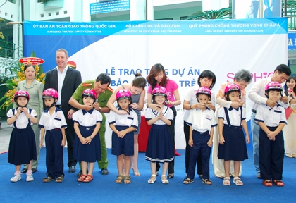 Sophie Paris Vietnam donates helmets to Vietnamese children