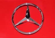 The logo of carmaker Mercedes-Benz. Japanese auto giant Nissan and German luxury car maker Mercedes-Benz on Sunday announced a tie-up to produce engines in the United States, hailed as their biggest joint project outside Europe