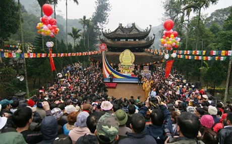 huong pagoda festival kicks off
