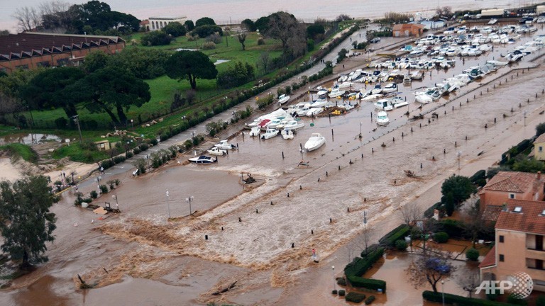 two dead hundreds evacuated in flood hit french riviera