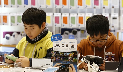 smartphone sales top billion samsung leads survey