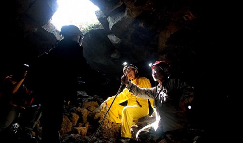 Dr. H. Tachihara (right) and T. Honda (middle)- two veteran experts of the Japan Caving Association expedition team. The two have explored volcanic caves in Hawaii, South Africa and elsewhere in the world.<br /><span>Tuoi Tre</span>