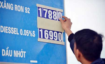 Gasoline falls by another 10 UScent per litre in Vietnam