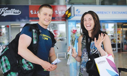 first foreign tourists of 2016 welcomed to vn