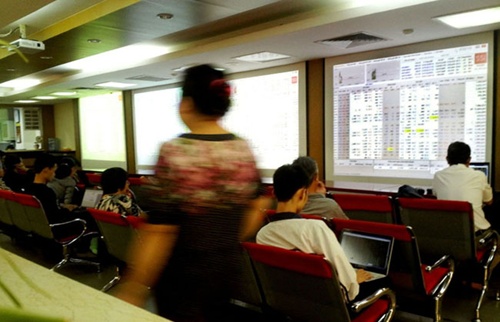 vn shares close mixed while energy stocks rise