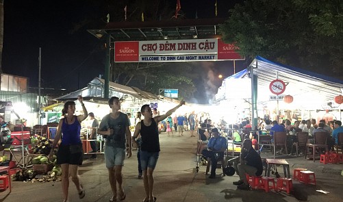 authorities to shut down famous night market on vietnams phu quoc island