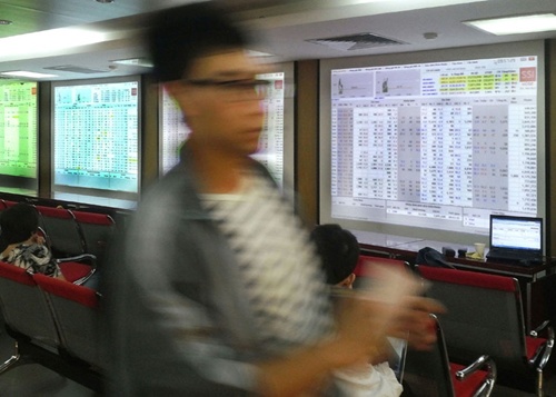 viet nam stocks fall led by banks food companies