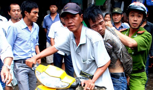 expat recounts being robbed at lightning speed on saigon bridge