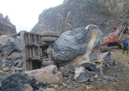 stone mine collapse kills three buries four