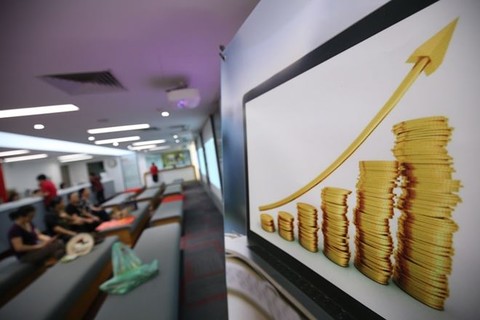 vn stocks advance on banks and energy firms