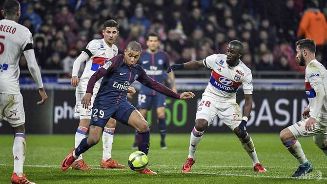 Depay grabs Lyon thrilling win over PSG