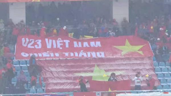 Vietnamese fans carry the banner saying U23 Vietnam wins to the stadium in Chuangzhou, amid heavy snow. Photo by VnExpress
