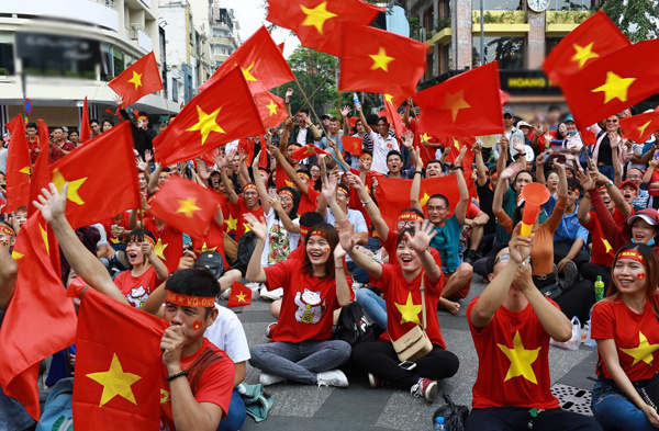 Vietnamese football fan gather in front of the final match on Nguyen Hue walking street in Saigon. Photo by VnExpress/Thanh Nguyen