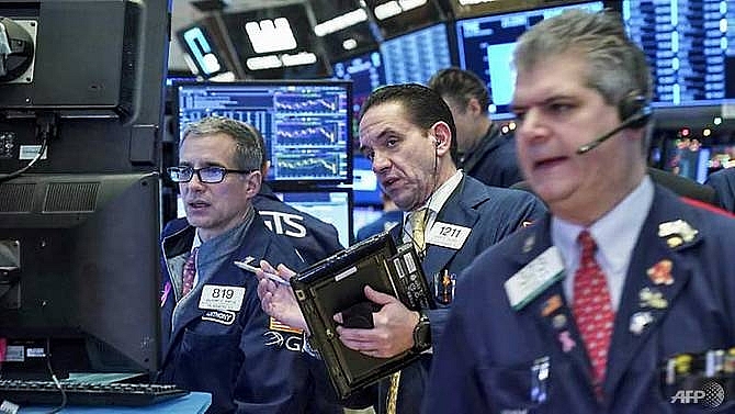 oil shares close higher boosting us stocks