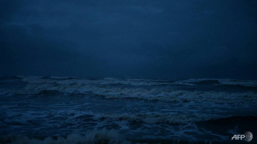 tourists hunker down as storm pabuk hurtles towards thailand