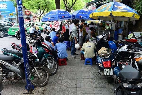 city authorities wary of pavement road encroachment during tet