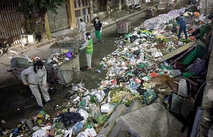 Garbage piles up near Nam Son dump