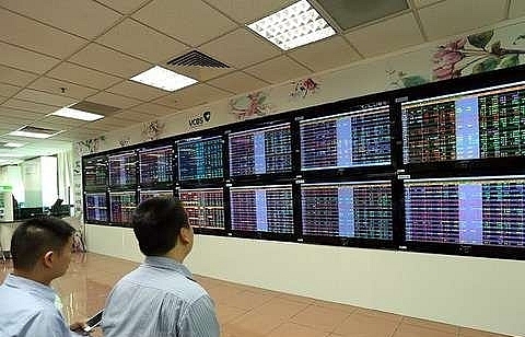 Shares recover on banking stocks