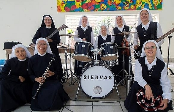 Rock and roll nuns to perform for pope in Panama