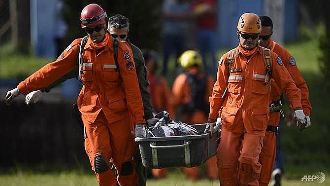 brazil dam disaster leaves 34 dead hundreds missing