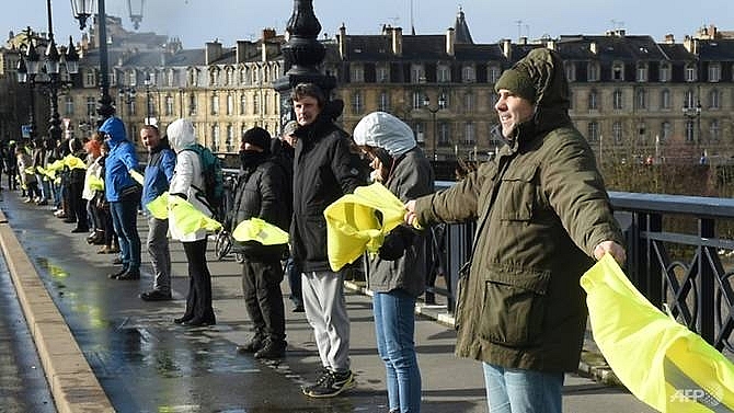10000 march in paris against yellow vest violence