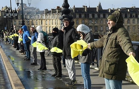 10,000 march in Paris against 'yellow vest' violence