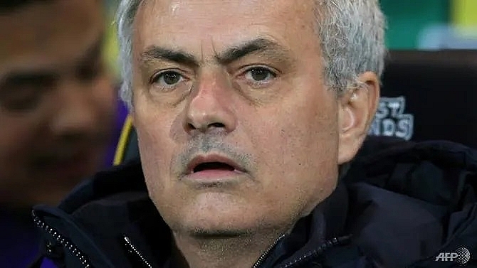 tottenhams defence leaves mourinho sympathising with his forwards
