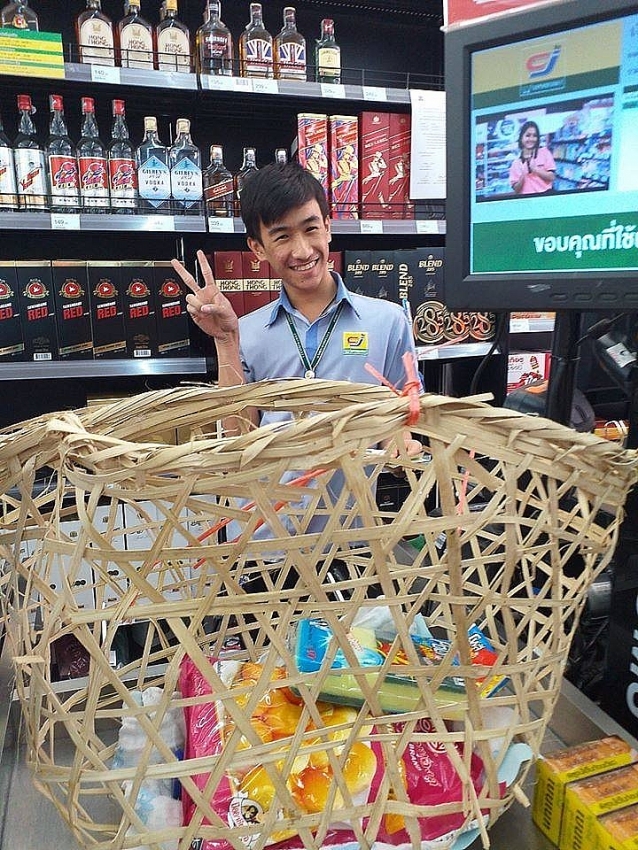 thai shoppers get creative after plastic bag ban