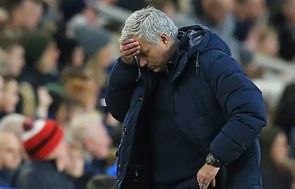 Life's a beach for Mourinho in FA Cup ball complaint