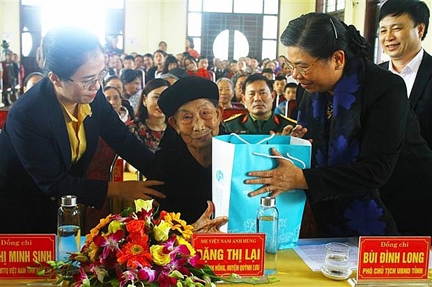 na vice chairwoman presents tet gifts to nghe an people