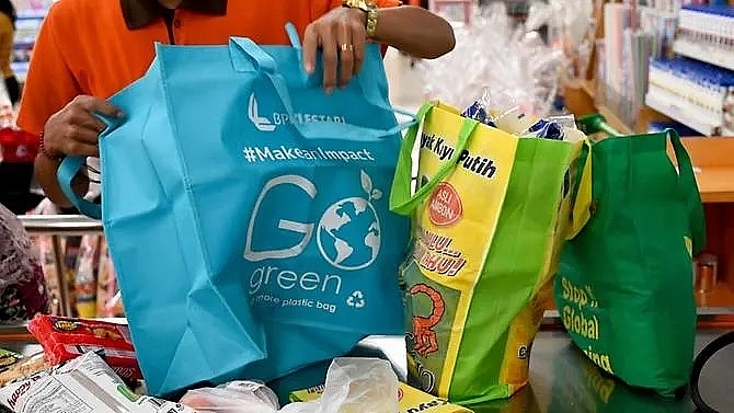 Using cloth reusable bags instead of plastic shopping bags will help reduce  plastic waste with significantly. How many of us ha… | Bags, Goodie bags, Reusable  bags
